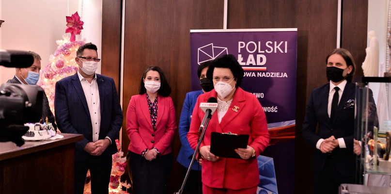 W spotkaniu uczestniczyli (od prawej) wiceminister Piotr Bromber, poseł Barbara Dziuk, Anna Janik, prezes Śląskiej Izby Pielęgniarek i Położnych, Ilona Nawara-Malik reprezentująca Wydział Zdrowia Śląskiego Urzędu Wojewódzkiego, ks. Arkadiusz Nowak, prezes Instytutu Praw Pacjenta i Edukacji Zdrowotnej, dr Tadeusz Urban, prezes Śląskiej Izby Lekarskiej. Fot. Jarosław Myśliwski 