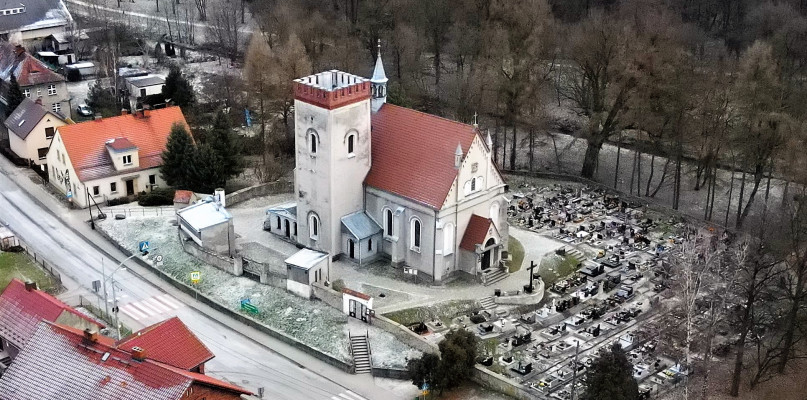 Ładnie położony kościół w Kamieńcu został wybudowany na zboczu wzgórza opadającego ku rzece Dramie. Fot. Jarosław Myśliwski 