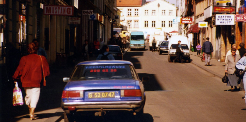 Zdjęcie ul. Krakowskiej w Tarnowskich Górach, które ukazało się na łamach naszego tygodnika w maju 1999 r. Ilustrowało artykuł dotyczący uciążliwego ruchu samochodów na głównym deptaku miasta. Fot. Gwarek 