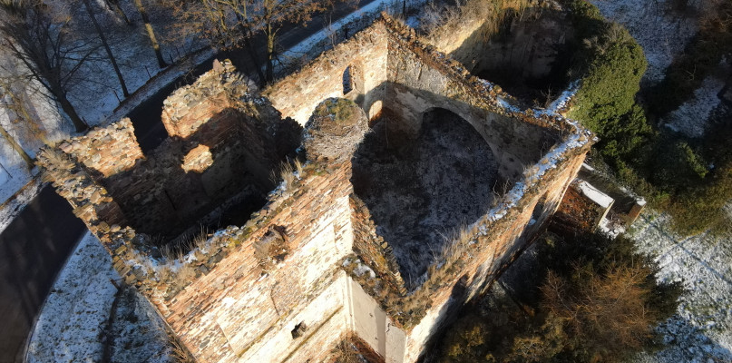 Być może kiedyś ktoś wpadnie na pomysł, jak z ruin kościoła zrobić atrakcję turystyczną. Ruiny kościoła można zwiedzać np. w Żarkach na Jurze Krakowsko-Częstochowskiej. Fot. Jarosław Myśliwski 