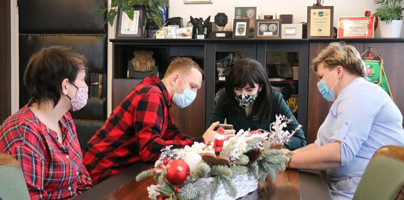 Dumni rodzice pokazywali zdjęcia trojaczków. Fot. Archiwum UM