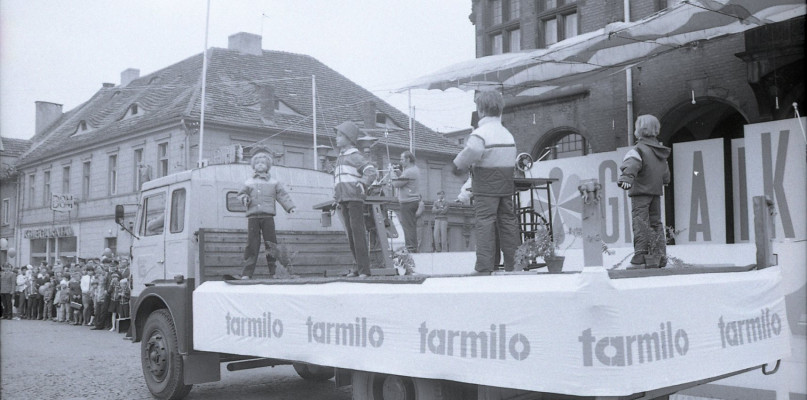 Pochód gwarkowski w 1984 r. i platforma firmowana logo Tarmilo. Fot. Archiwum SMZT, autor nieznany