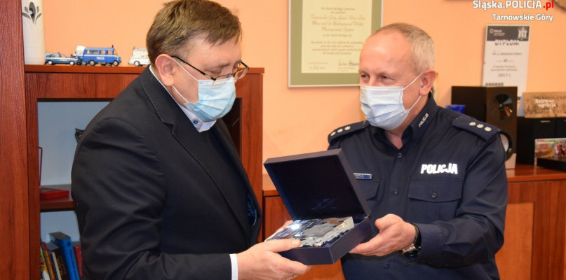 W komendzie powiatowej policji w Tarnowskich Górach pożegnano odchodzącego na emeryturę podinsp. Artura Jakubczyka. Fot. Archiwum policji