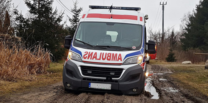 Potępa. karetka ugrzęzła w błocie. Zdjęcie poglądowe