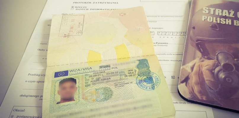 Paszport był autentyczny, ale nie należał do osoby, która się nim posługiwała. Fot. Archiwum SG