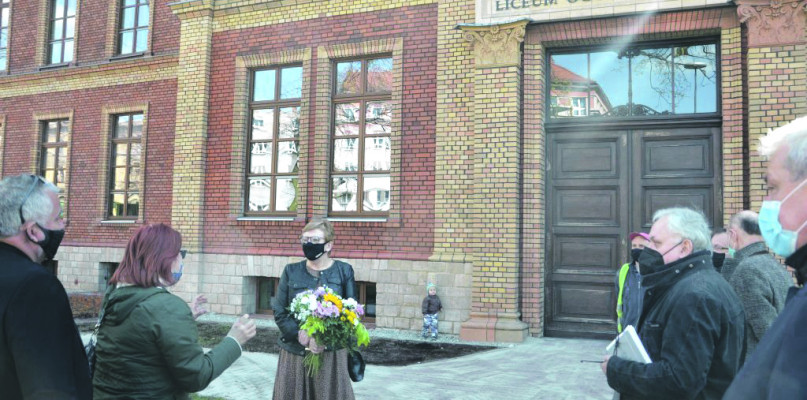 Na spotkaniu przed 7 laty wspominano o tym, że czas najwyższy by, budynek Staszica odzyskał dawny blask. Udało się i odnowiono elewację. Fot. Archiwum starostwa