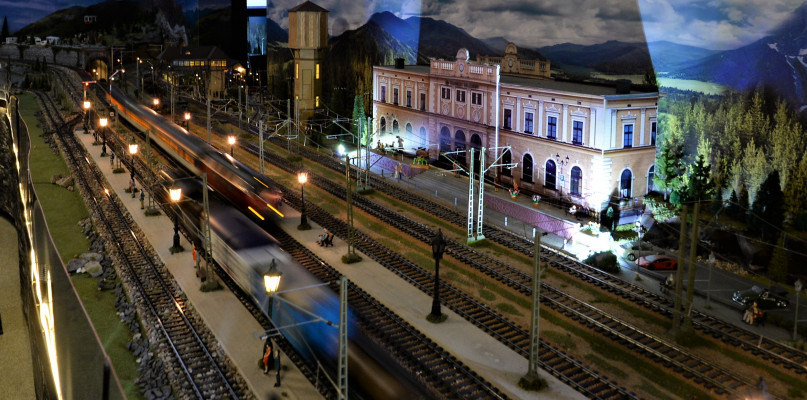 Tarnowskie Góry. Makieta ma tarnogórskie akcenty. Pociągi przejeżdżają przed modelem dworca kolejowego w Tarnowskich Górach. Fot. Jarosław Myśliwski 