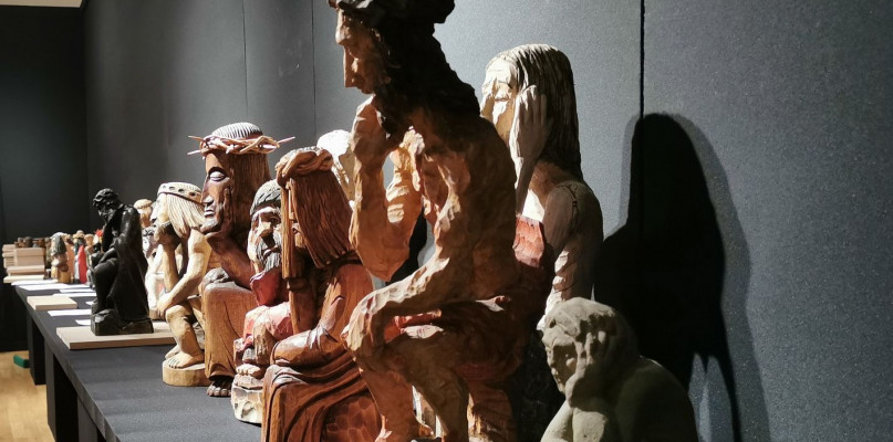 Na wystawie znalazło się około stu rzeźb ukazujących różne przedstawienie Chrystusa Frasobliwego. Fot. Archiwum Muzeum