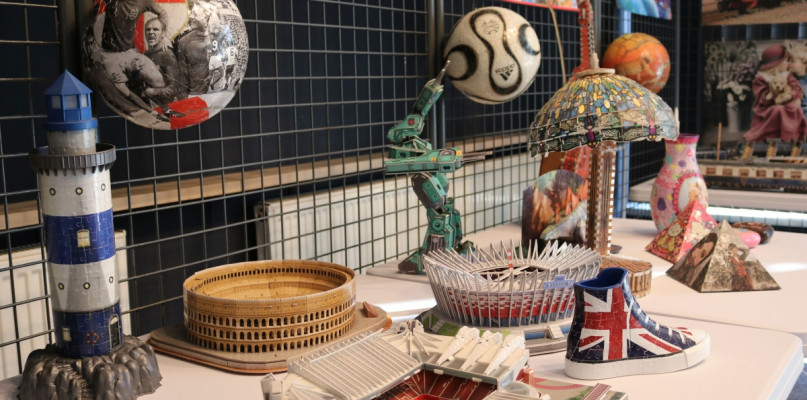 Mirek Kaczmarek kolekcjonuje puzzle od ponad 30 lat. Fot. Archiwum biblioteki