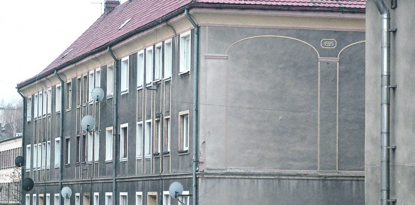 To już zdjęcie archiwalne jednego z budynków przy ul. Jana II Opolskiego w Tarnowskich Górach. Termomodernizacja skończyła się likwidacją gzymsów i innych przestrzennych zdobień. Fot. Jarosław Myśliwski