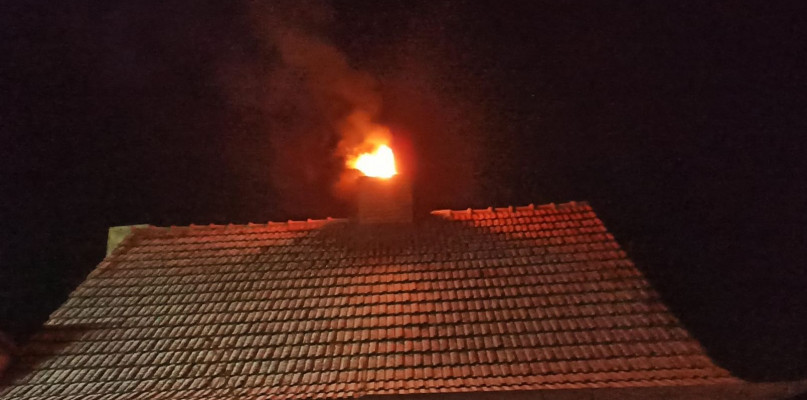 Pożar sadzy w kominie w Kotach. Fot. OSP Koty