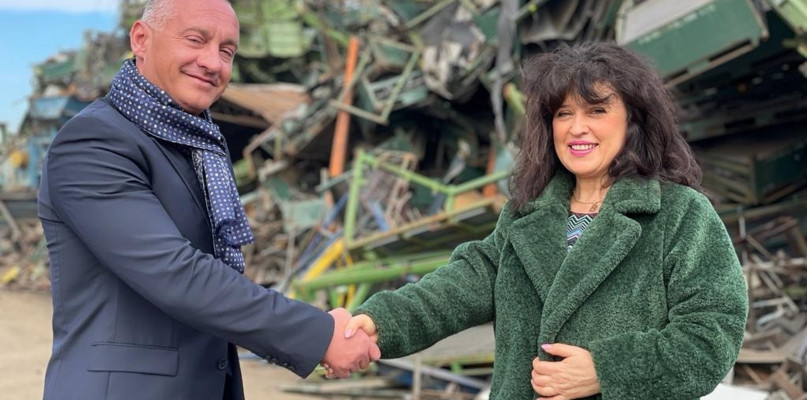 Firma Olmet przekazała 100 tys. zł. Na zdjęciu Przemysław Oleś i Beata Poprawa. Fot. www.facebook.com/olmetZLOM/