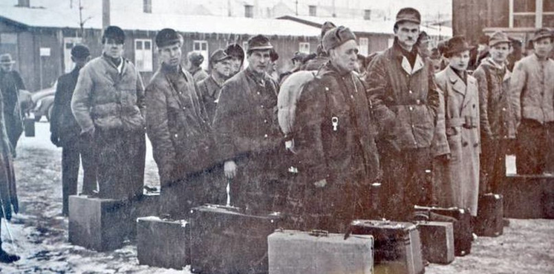 Deportowaniw oczekiwaniu na transport. Fot. Archiwum IPN