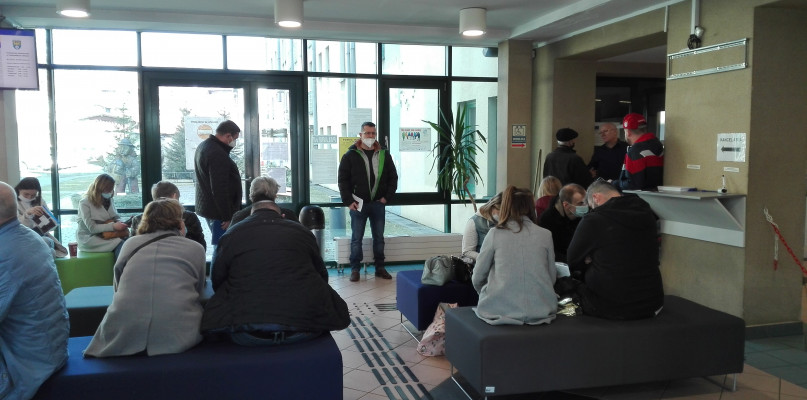 Na załatwienie spraw paszportowych trzeba sobie zarezerwować kilka godzin. Kolejka w Tarnowskich Górach. Fot. Agnieszka Reczkin