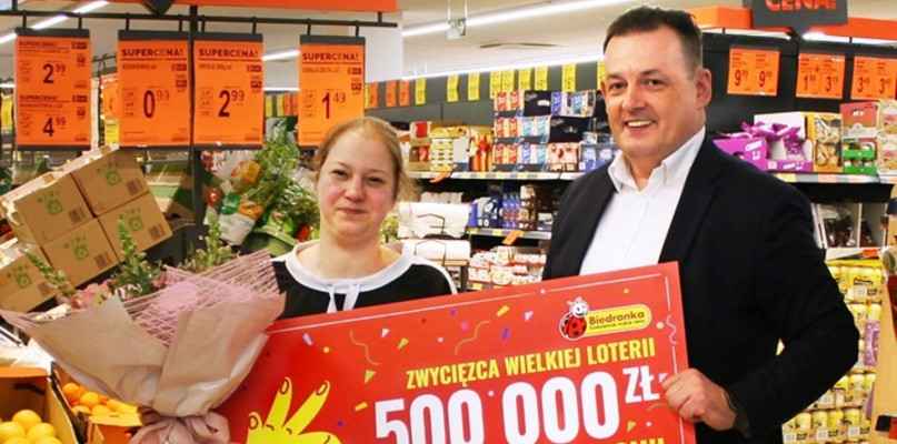 Pani Barbara z Piekar Śląskich wygrała 500 tys. zł w loterii sieci Biedronka. Fot. https://www.facebook.com/BiedronkaCodziennie