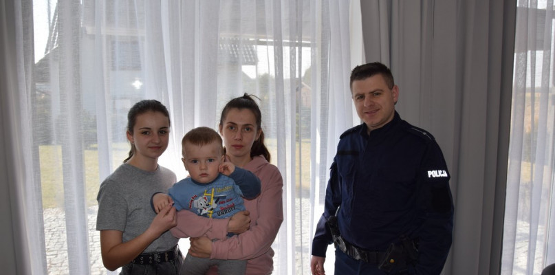 Rodziną z Ukrainy zaopiekował się dzielnicowy z Tarnowskich Gór mł. asp. Marcin Kopeć. Fot. Archiwum KPP w Tarnowskich Górach 