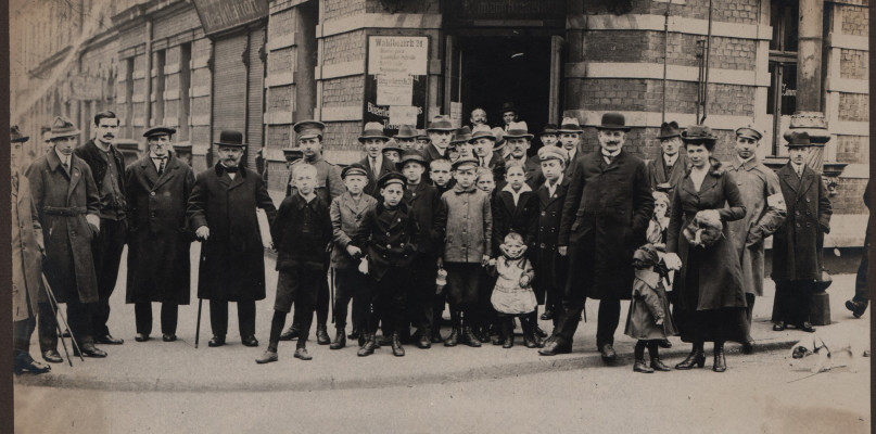 Przed jednym z lokali wyborczych w Katowicach. Fot. Zbiory Archiwum Państwowego w Katowicach 