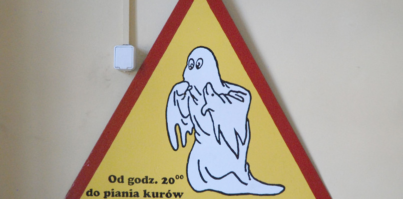  Po zmroku lepiej nie zapuszczać się w pałacowe wnętrza, o czym przestrzegał znak ustawiony w holu. Fot. Jarosław Myśliwski