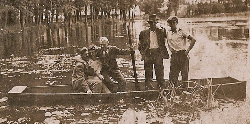 Mieszkańcy pływali łódkami na stawie kuźniczym, łowili ryby i raki, zawiązywały się przyjaźnie i miłości.Zdjęcie z czasów 20-lecia międzywojennego. Fot. Archiwum J. Samola