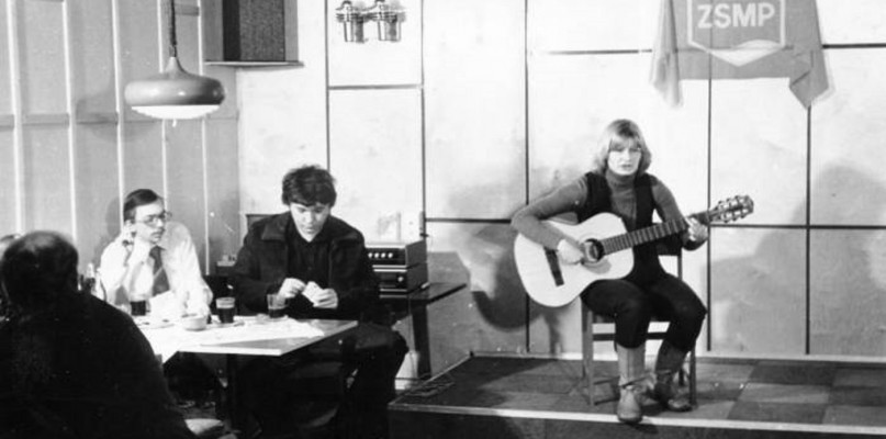 Zdjęcie z Gwarka z 16 maja 1979 r. Pierwszy występ w klubie Bulaj, śpiewa studentka WSWF, Mirosława Miszta, która wykonała ballady i poezję śpiewaną. Fot. Archiwum Gwarka