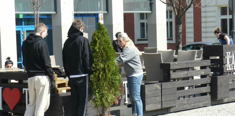 Ustawianie letniego ogródka BarCelony. Fot. Agnieszka Reczkin