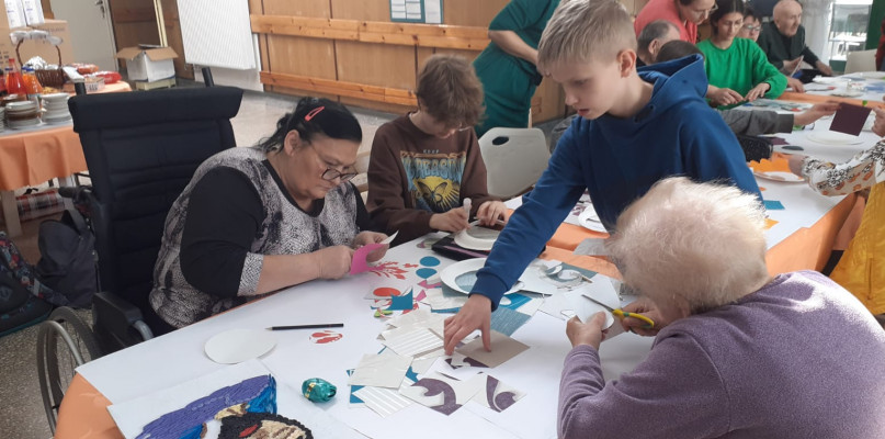 Członkowie Szkolnego Klubu Wolontariusza z Szkoły Podstawowej w Świerklańcu odwiedzili zaprzyjaźniony Dom Pomocy Społecznej Przyjaźń w Tarnowskich Górach. Fot. Archiwum szkoły