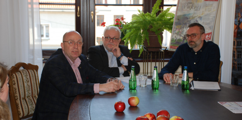 Zbigniew Pawlak i burmistrz Arkadiusz Czech podkreślali lokalny wymiar imprezy. Fot. Alicja Jurasz