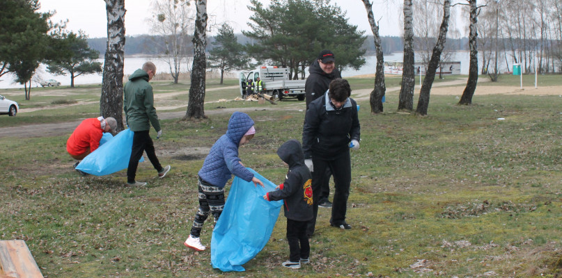 Sprzątanie zalewu Nakło-Chechło. Fot. Archiwum UG w Świerklańcu 