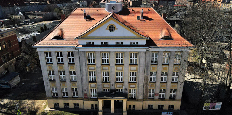 Tarnowskie Góry. Wiekowa Sorbona z nowym dachem. Chodziliście do tej szkoły?