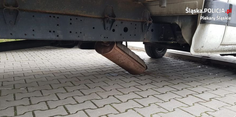 Samochód dostawczy, z którego wycięto katalizator. Fot. Archiwum policji