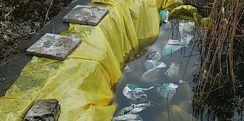 W czwartek tamę zabezpieczono, w piątek dodatkowo uszczelniano. Fot. Archiwum UG