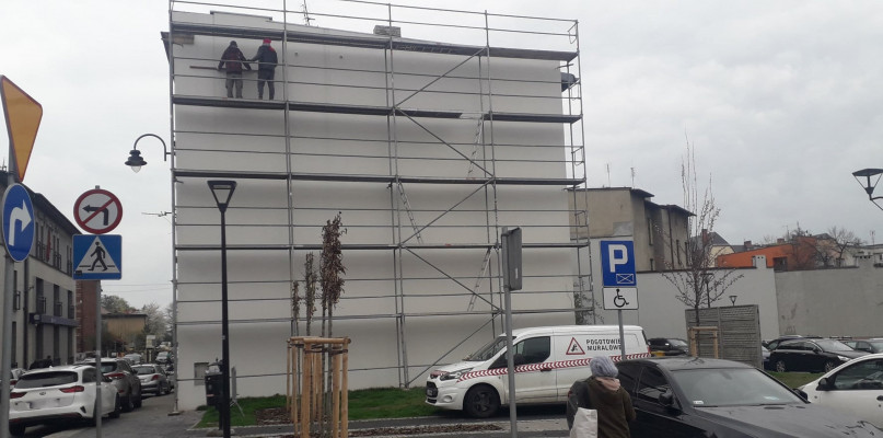 Mural powstaje przy parkingu po dawnych zakładach Tarmilo. Fot. Archiwum UM w Tarnowskich Górach 
