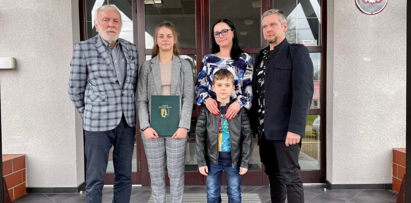 Julia Bulanda odbierała nagrodę wójta Franciszka Sufy w towarzystwie dumnej rodziny. Fot. Archiwum UG w Krupskim Młynie 