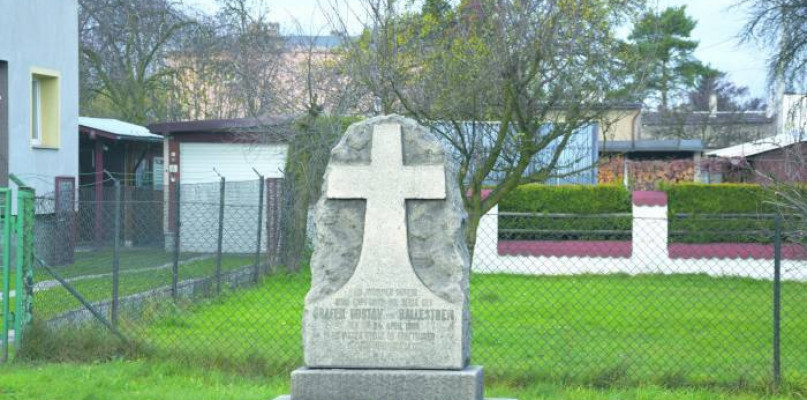Miejsce jednego z pierwszych śmiertelnych wypadków samochodowych na Górnym Śląsku upamiętnia obelisk z krzyżem.  Fot. Krzysztof Garczarczyk