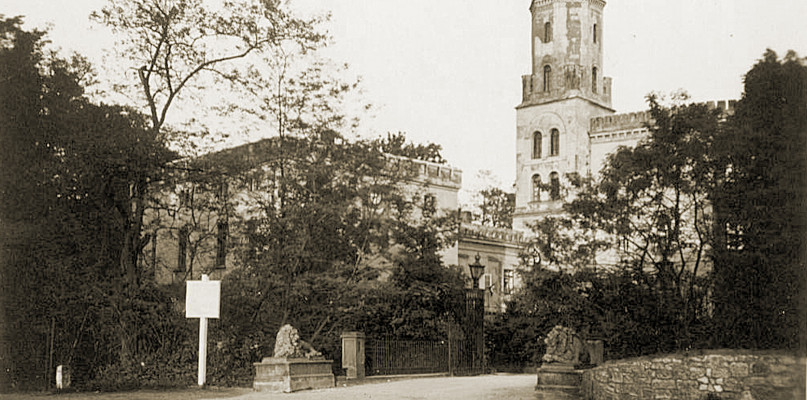 Widok zamku w Świerklańcu z początku lat 40. XX wieku. Czy podpalili go w ostatniej chwili wycofujący się żołnierze niemieccy, czy czerwonoarmiści? Zdjęcie pochodzi ze zbiorów Muzeum w Tarnowskich Górach