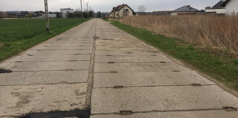 Ulica Polarna jest utwardzona, ale komfort jazdy jest, delikatnie mówiąc, średni. Fot. Marcin Rupik 