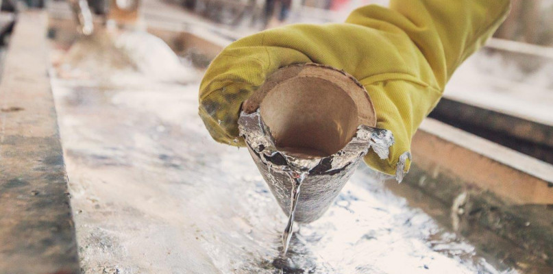 W procesie głębokiego oczyszczania cynku metodą pirometalurgiczną powstaje stop, który zawiera około 10 proc. germanu. Gdyby udało się go odseparować, wartość dotychczasowej produkcji huty cynku znacznie by wzrosła. Fot. Archiwum HCM