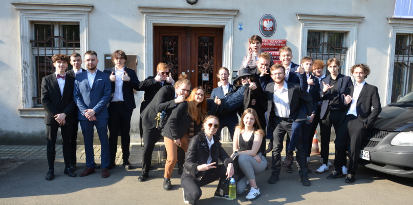 Maturzyści z Plastyka. W tek szkole też miała być bomba, ale alarm był fałszywy i przeprowadzenia egzaminu nie zakłócił. fot. Archiwum starostwa