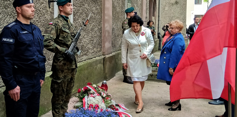 Tarnowskie Góry. Kwiaty składa delegacja PiS z poseł Barbarą Dziuk na czele. Fot. Jarosław Myśliwski