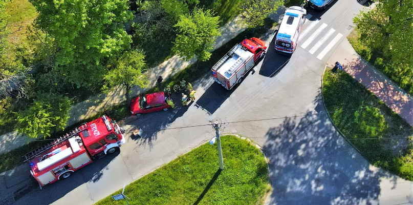 Tarnowskei Góry. Samochód wjechał w drzewo. Podróżowała nim 31-letnia kobieta i dziecko, które ma 1 rok i 9 miesięcy. Fot. Jarosław Myśliwski