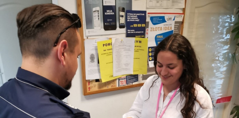 Kobieta odzyskała skradzione rzeczy. Fot. Archiwum KPP w Tarnowskich Górach 