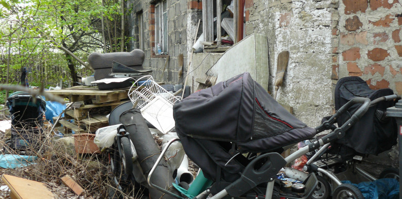 Na podwórku jest śmietnik. Fot. Agnieszka Reczkin