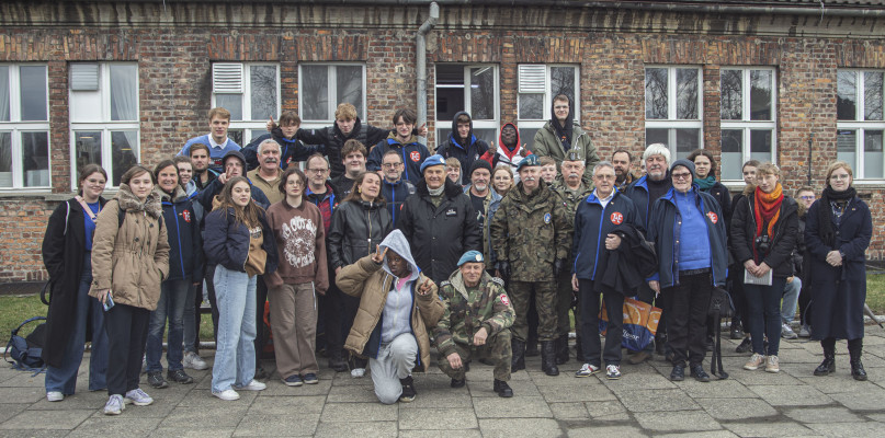 Pamiątkowe zdjęcie uczniów Plastyka i gości z Belgii. Fot. Archiwum szkoły 