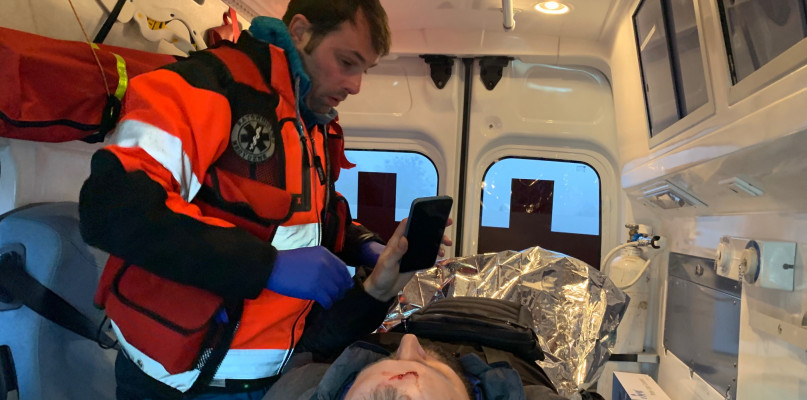 - Pozytywna reakcja starszych mieszkańców, to że możemy im pomóc, dać nie tylko medyczne, ale i psychiczne wsparcie, to ogromny zastrzyk energii - mówi Marcin Feldmann . Fot. Archiwum M. Feldmanna