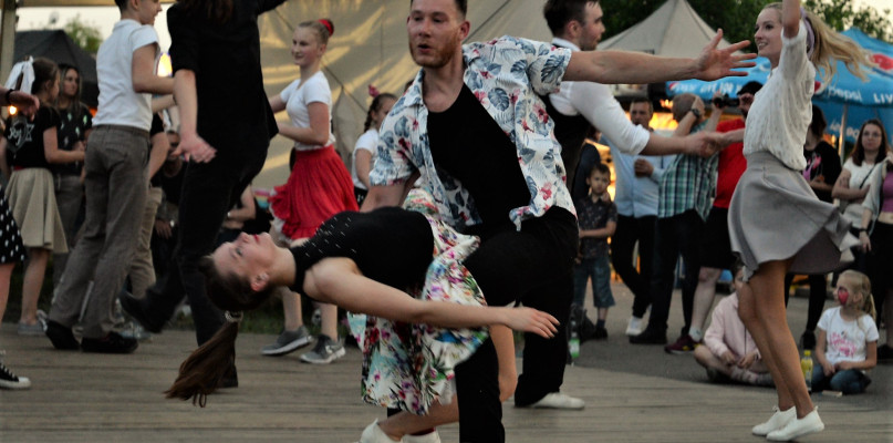 Katarzyna Bodora i Adrian Kalus z Rock Time MDK Kalety wygrali IX Plenerowy Maraton Rock&Roll Swing Show Kalety 2022. Fot. Jarosłąw Myśliwski