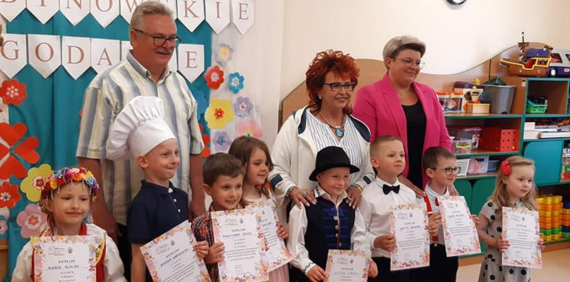 Uczestnicy konkuru i członkowie jury. Fot. Archiwum Przedszkola nr 1