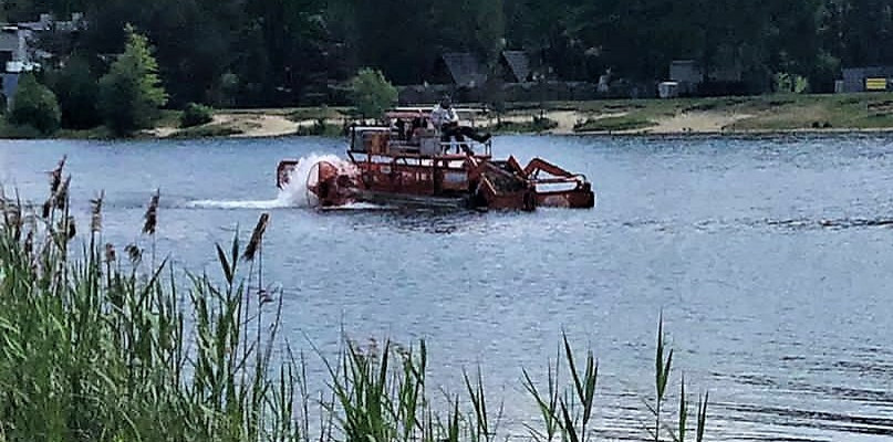 Nad zalewem Nakło-Chechło trwa koszenie wywłócznika. Fot. Urząd Gminy w Świerklańcu