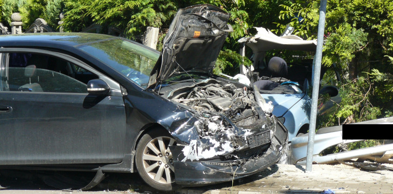 3 czerwca na skrzyżowaniu ul. Leśnej, Kopernika i gen. Maczka w Tąpkowicach zderzyły się dwie osobówki. Fot. Agnieszka Reczkin