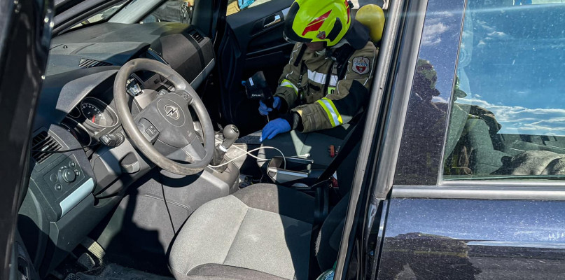 Do pożaru opla zafiry doszło w niedzielę na autostradzie A1 w Pyrzowicach. Fot. OSP Tąpkowice
