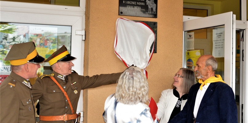 Tarnowskie Góry. Na murach Szkoły Podstawowej nr 8 odsłonięto tablicę upamiętniającą Pułk 3. Ułanów Śląskich. Fot. Jarosław Myśliwski